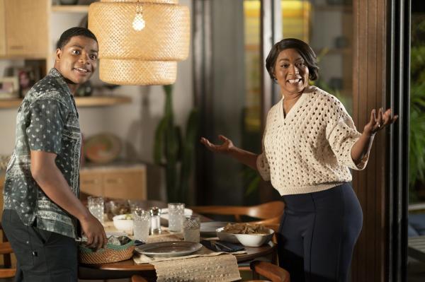 Bild 1 von 9: Harry Grant (Elijah M. Cooper, l.); Athena Grant (Angela Bassett, r.)