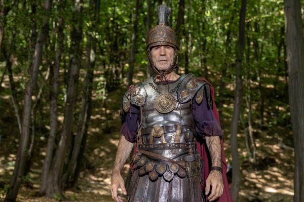 Bild 1 von 13: Varus (Vladimir Karafilov) verlor drei Legionen im Kampf gegen Arminius.