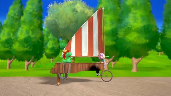 Bild 1 von 7: Grisu und Stella transportieren auf eine etwas unübliche Weise ein Klavier.