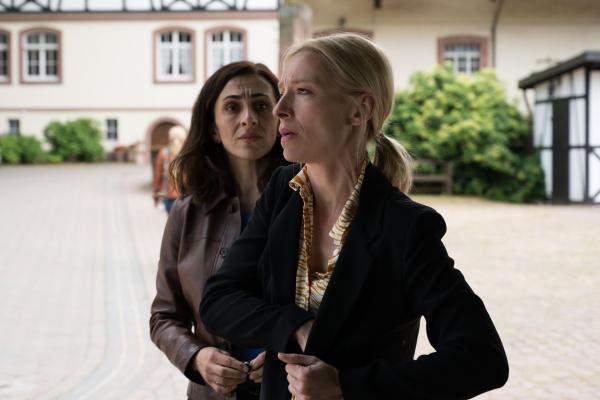 Bild 1 von 2: Elif Kaymaz (Ilknur Boyraz, l.); Julia Durant (Sandra Borgmann, r.)