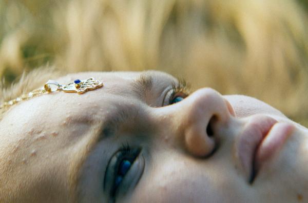 Bild 1 von 2: Szene aus dem Kurzfilm ?Aïcha? von Coralie Lavergne: Die zwölfjährige Elsa (Romane Libert) wartet gespannt auf die Ankunft ihres algerischen Großvaters, der sie zum ersten Mal in der Provence besuchen wird.