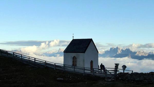 Bild 1 von 8: Im Bild: Kapelle in den Bergen.