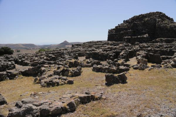 Bild 1 von 4: Su Nuraxi ist die am besten erhaltene Groß-Nuraghe in Sardinien.