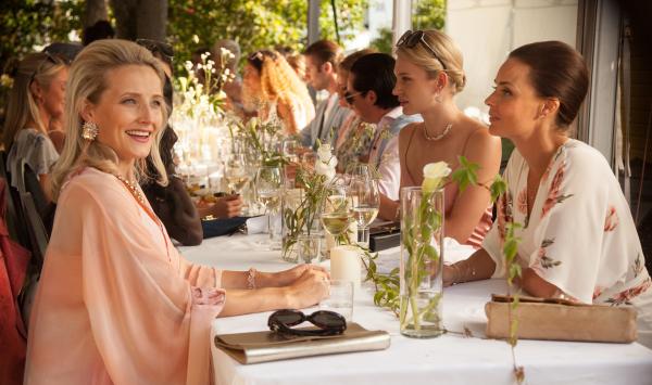 Bild 1 von 10: Celine (Ine Wilmann, l.) erzählt stolz von ihrer dritten Schwangerschaft. Die wegen eines unerfüllten Kinderwunsches tieftraurige Hermine (Agnes Kittelsen, r.) ringt um Fassung. Doch Celine bohrt unsensibel beim Thema Familienplanung nach.