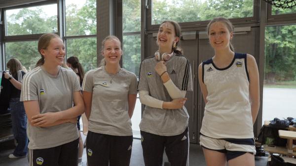 Bild 1 von 3: Rosa, Marieke, Lilli und Ella (von links nach rechts) freuen sich aufs erste Training nach den Sommerferien.