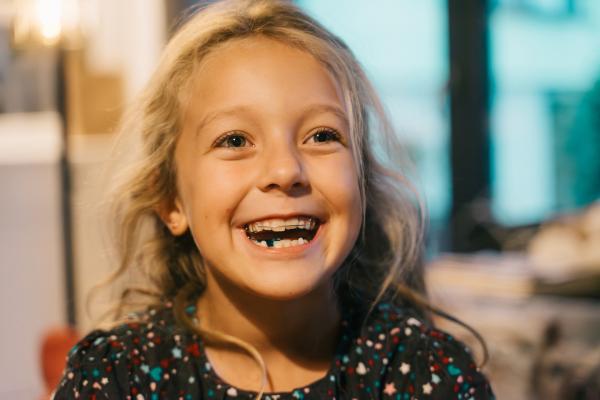 Bild 1 von 3: Charlotte kann gut Lachen mit ihrer Spange.