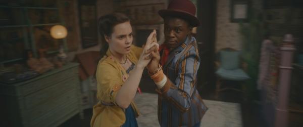 Bild 1 von 2: Theodosia (Eloise Little) und Will (Nana Agyeman-Bediako) tanzen, ob sie wollen oder nicht!
