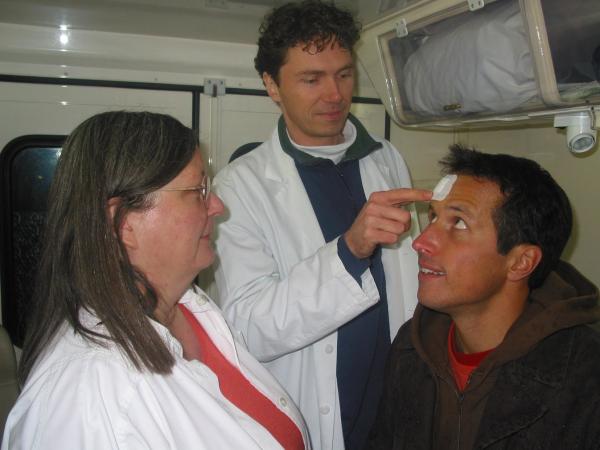 Bild 1 von 3: Heute ist Willi unterwegs, um alles über Obdachlosigkeit zu erfahren. Hier wird er, wie sonst Obdachlose, kostenlos im Ärztemobil behandelt.