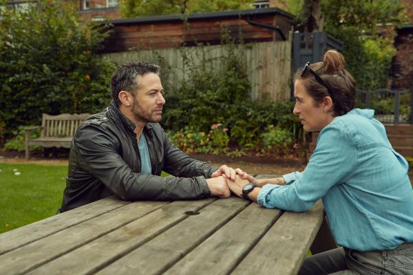 Bild 1 von 6: Nach dem Tod ihres Bruders braucht Lana (Vicky McClure) Zeit, um ihre Gefühle für Karl (Warren Brown) zu sortieren.