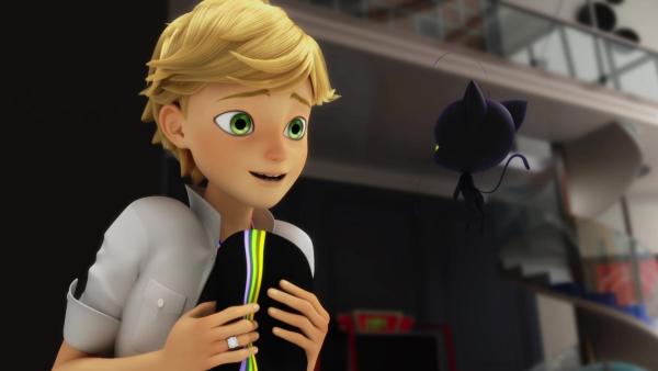 Bild 1 von 4: Als Marinette zu Adrien nach Hause geht, um ihm dort ein Geschenk zu hinterlassen, wird ihr der Zutritt verwehrt. Enttäuscht entscheidet sie sich dazu, das zu tun, was ihr strikt untersagt ist: ihre Kräfte für ihre eigenen Interessen zu nutzen. Sie verwandelt sich in Ladybug und hinterlässt das Geschenk in Adriens Zimmer. Aber als sie das Zimmer verlässt, sieht Adrien noch, wie Ladybug davonfliegt. Als er dann das Geschenk mit Marinettes Namen findet, versteht er, dass sie und Ladybug ein und dieselbe Person sind. Derweil trifft Ladybug auf Bunny, die Superheldin aus der Zukunft, die gekommen ist, weil Marinettes Fehler desaströse Auswirkungen auf die Zukunft gehabt hat. Sie nimmt Ladybug mit in die Zukunft, wo sie ein Paris vorfindet, was von der Person zerstört wird, von der sie nie erwartet hätte, dass sie jemals akumatisiert werden würde: Cat Noir! Wird Ladybug ihren Fehler wiedergutmachen können und so die Zukunft retten?