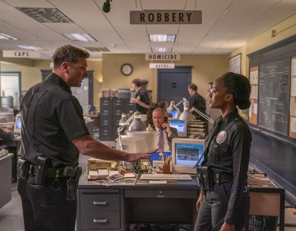 Bild 1 von 9: Officer Brogan McCluskey (Karl Makinen, l.); Athena (Pepi Sonuga, r.)