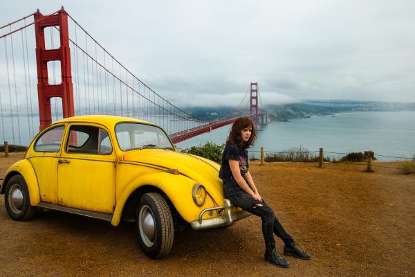 Bild 1 von 9: Bumblebee (l.); Charlie (Hailee Steinfeld, r.)