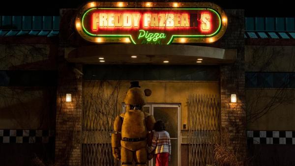 Bild 1 von 4: Abby (Piper Rubio, r.)