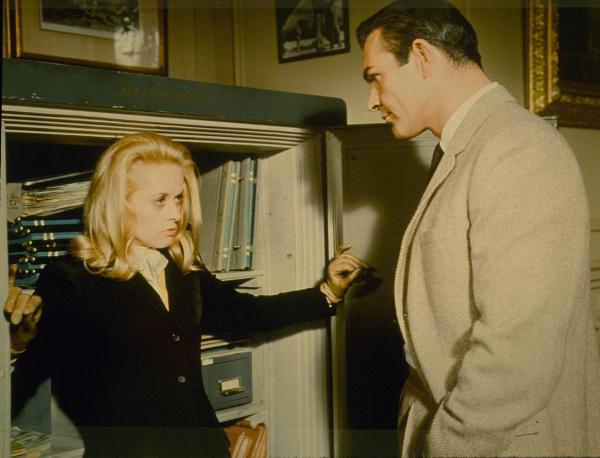 Bild 1 von 5: Auf frischer Tat ertappt: Die Kleptomanin Marnie (Tippi Hedren, l.) kann es einfach nicht lassen. Ihr Chef Mark Rutland (Sean Connery, r.) verspricht ihr, sie nicht der Polizei zu übergeben, wenn sie ihn heiratet ...