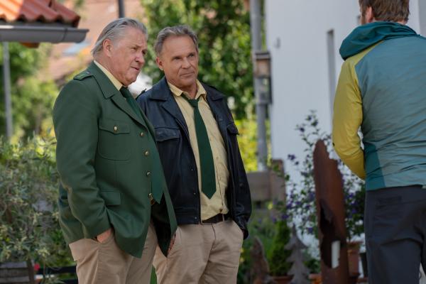 Bild 1 von 4: Hubert (Christian Tramitz, l.) und Girwidz (Michael Brandner, M.) befragen Mark Neumayr (Thilo Prothmann, r.)  zu seinem Alibi.