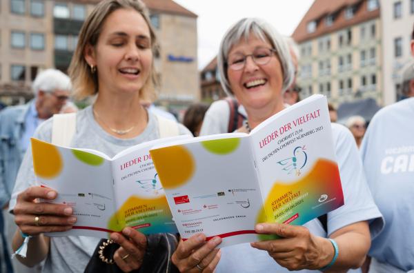 Bild 1 von 4: In rund 600 Konzerten verwandeln etwa 400 Chöre aus Deutschland und Europa Nürnberg in eine riesige Klangkulisse. Unter dem Motto ?Stimmen der Vielfalt? treten Chöre aller Genres und Besetzungen auf, von Amateuren bis Profis.