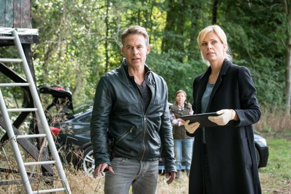 Bild 1 von 5: Jan Maybach (Marco Girnth, l.); Ina Zimmermann (Melanie Marschke, r.)