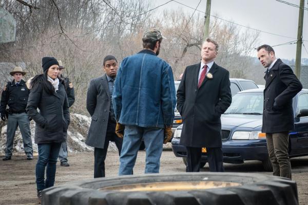 Bild 1 von 17: Was weiß Bart MacIntosh (Garret Dillahunt, vorne) über die terroristischen Aktivitäten seines Bruders? Holmes (Jonny Lee Miller, r.), Gregson (Aidan Quinn, 2.v.r.), Bell (Jon Michael Hill, 3.v.l.) und Watson (Lucy Liu, 2.v.l.) nehmen ihn ins Kreuzverhör ...