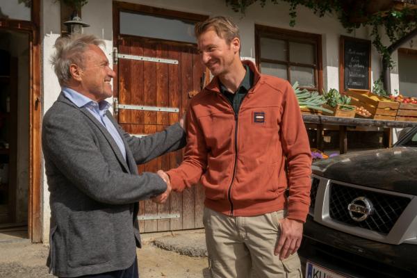 Bild 1 von 9: Rolf Pflüger (Wolfram Berger, l.) und Hans Gruber (Heiko Ruprecht, r.) hoffen, dass ihre Zusammenarbeit bald erfolgreich starten kann.