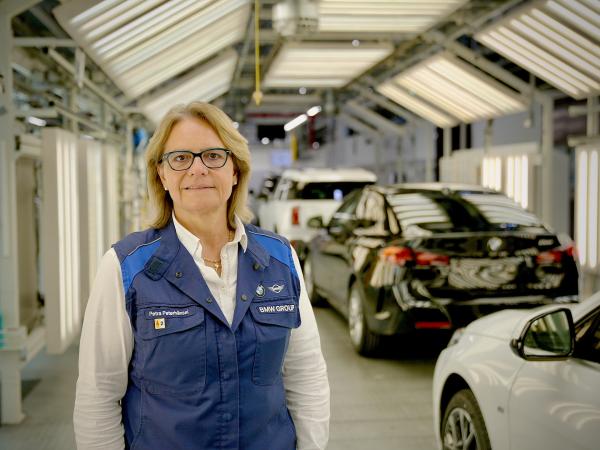 Bild 1 von 6: Vor der Wende schraubte Petra Peterhänsel im VEB Automobilwerk Eisenach am Wartburg, heute leitet sie das BMW Werk in Leipzig. Damit ist sie eine von wenigen Ostdeutschen, die es in eine Spitzenposition geschafft hat.