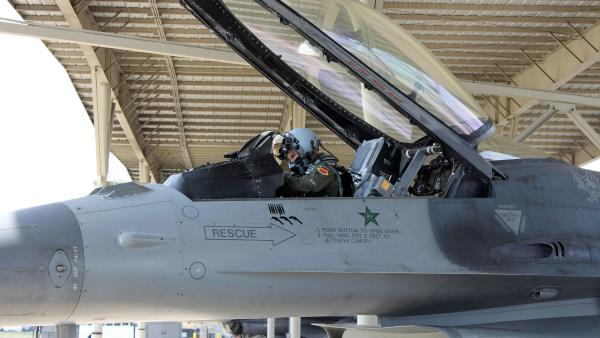 Bild 1 von 2: Ihren Piloten bietet die Fighting Falcon ein vergleichsweise komfortables Cockpit: Neben dem seitlich montierten Steuerknüppel und der praktischen Rundumsicht sorgt der um 30 Grad geneigte Pilotensitz für einen verbesserten Widerstand gegenüber der Zentrifugalkraft.