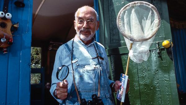 Bild 1 von 1: Peter (Peter Lustig) beobachtet auf einer Wildwiese die wundersame Verwandlung einer Raupe in einen Schmetterling.