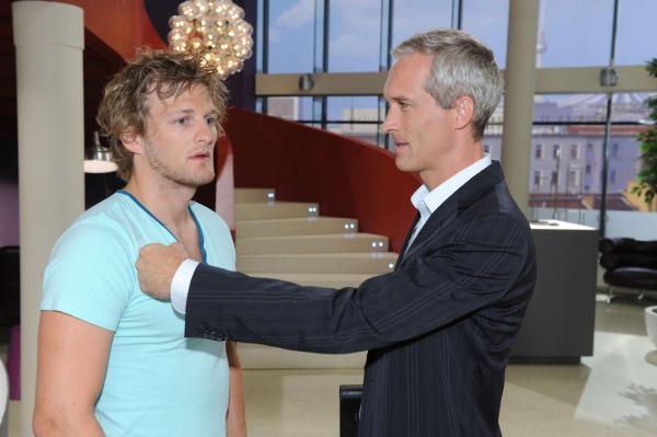 Bild 1 von 17: Julian (Bo Hansen, l.) wird blass, als sein Vater (Ingo Brosch, r.) plötzlich in der Agentur auftaucht ...