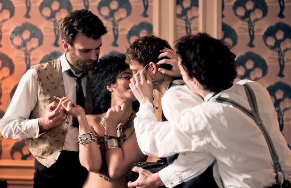 Bild 1 von 2: v.l. Claude (Guilhem Fabre), Marie (Noémie Merlant), Pierre (Niels Schneider) und Jean (Emilien Diard-Detoeuf).