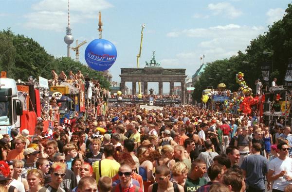 Bild 1 von 3: Heiße Rhythmen und hochsommerliche Temperaturen bringen bei der elften Love-Parade in Berlin am 10. Juli 1999 mehr als eine Million Raver ins Schwitzen.