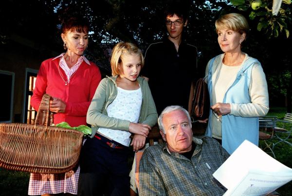 Bild 1 von 4: Im Bild: Die Familie am Jenbacherhof (v.li.: Susa Juhasz, Paula Polak, Philipp Fleischmann, Peter Bongartz, Christiane Hörbiger).