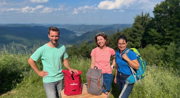 Bild 1 von 5: Gemeinsam mit Wanderbloggerin Daniela Holnsteiner (Mitte) und Naturpark-Führerin Matilda Stallner (rechts) wandert Daniel Aßmann durch ein Biotop auf Trockenrasen - auf dem nährstoffarmen Boden wachsen einzigartige Pflanzen, die man sonst nirgendwo findet.
