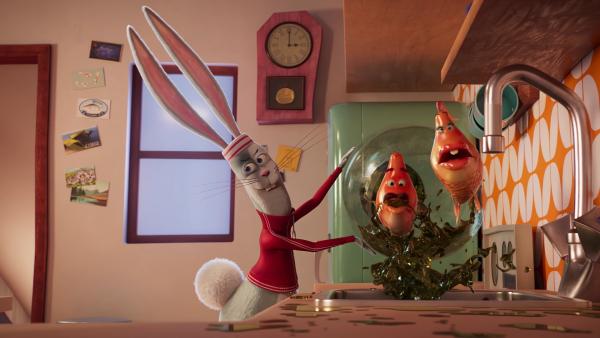 Bild 1 von 3: Das Gefäß, in dem das Goldfischpärchen schwimmt, ist vollkommen verdreckt. Bei der Reinigungsaktion flutschen die Fische durch den Abfluss in der Küchenspüle in die Kanalisation.