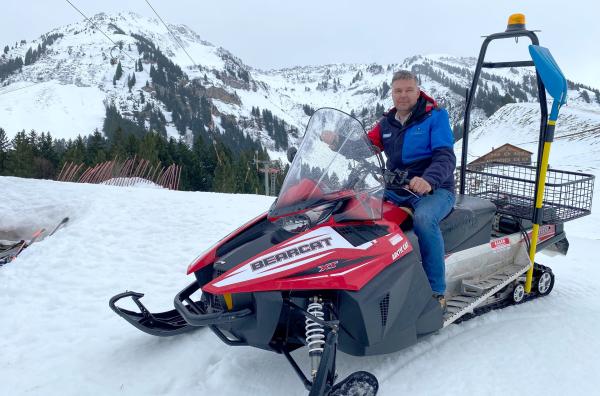Bild 1 von 3: Hannes Waldner, unterwegs mit dem Snowmobil im Skigebiet Schetteregg. Nach mehreren schneearmen Wintern musste er zunächst Insolvenz anmelden, doch ein lokaler Investor will nun gemeinsam mit ihm den Neustart wagen.