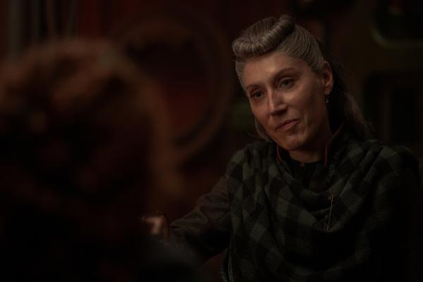 Bild 1 von 5: Loti (Céline Menville, r.) erzählt Humility (Georgia Flood, l.) von ihrer Vergangenheit.