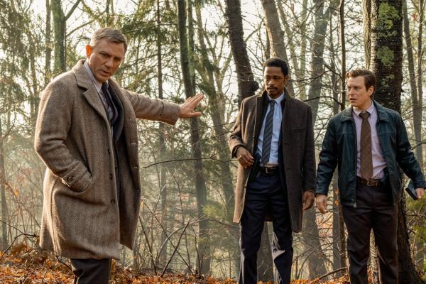 Bild 1 von 24: Im Bild: Daniel Craig (Benoit Blanc), Lakeith Stanfield (Lt. Elliott), Noah Segan (Trooper Wagner).
