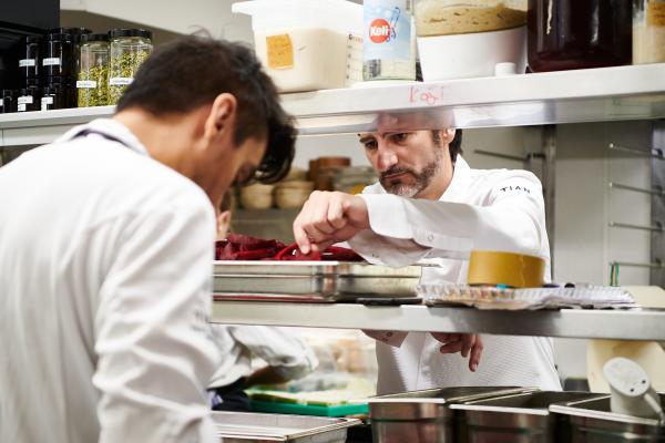 Bild 1 von 6: Paul Ivic beim Kochen im Restaurant TIAN während ServusTVs \