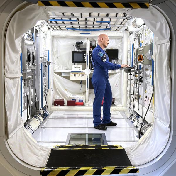 Bild 1 von 11: Astronaut Alexander Gerst im Europäischen Astronautenzentrum in Köln. Hier wurde das   Columbus-Modul, das Forschungslabor der Internationalen Raumstation, nachgebaut.