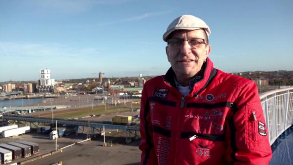 Bild 1 von 2: Torsten genießt seinen Traumurlaub in Schweden in vollen Zügen. Nach einem ausgiebigen Frühstück steht für den Rentner Sightseeing auf dem Programm.