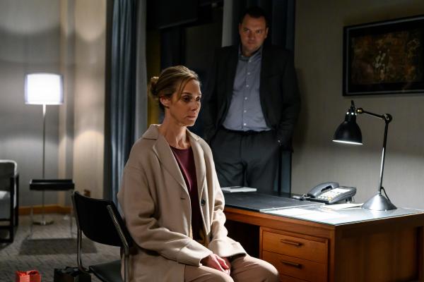 Bild 1 von 8: Thomas (Charly Hübner) wartet auf eine Antwort von Judith (Sophie von Kessel).