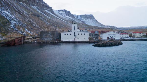 Bild 1 von 1: Flüssiges Gold aus Island: Die Fabrik in Djupavik sorgte mit ihren Produkten für wirtschaftlichen Aufschwung.