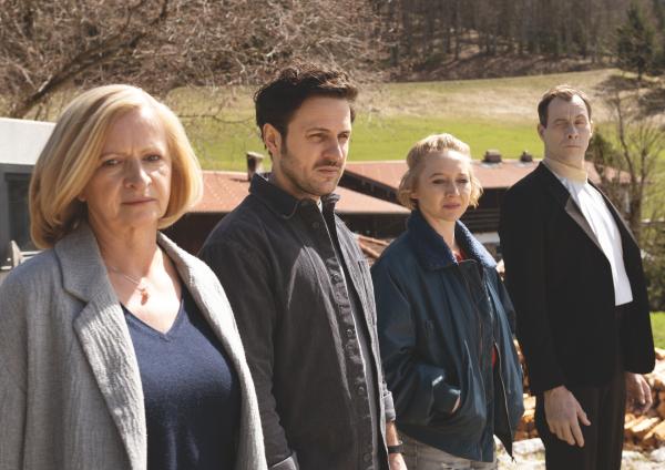 Bild 1 von 5: Reiner (Dimitrij Schaad, 2.v.l.) begibt sich mit seinem persönlichen Tod Morten de Sarg (Marc Hosemann, r.), seiner Mutter Lore (Johanna Gastdorf, l.) und seiner Ex-Freundin Sophia (Anna Maria Mühe, 2.v.r.) auf eine letzte Reise. Kann er nochmal seinen Sohn Johnny sehen, bevor er wirklich sterben muss?