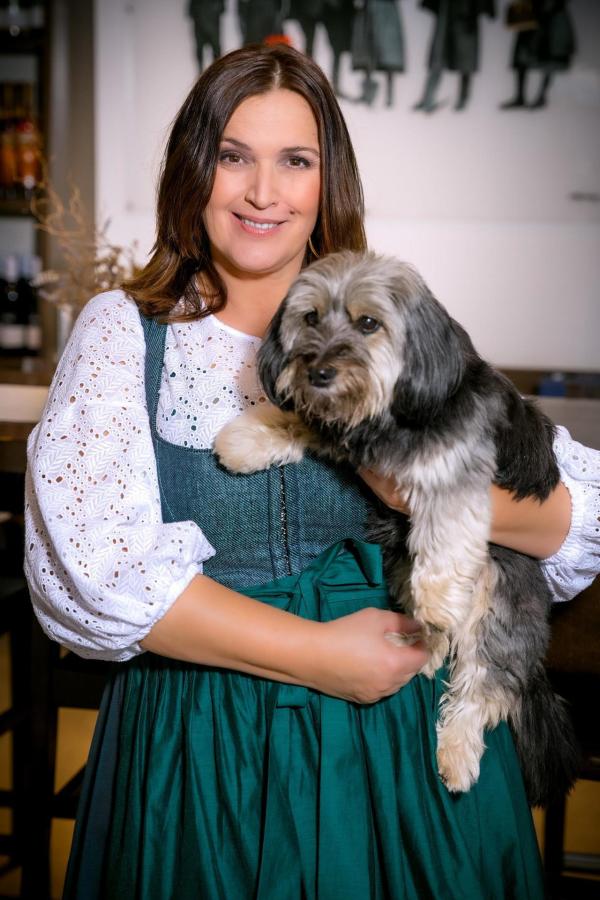 Bild 1 von 26: Im Bild: Barbara Karlich mit Hündin \