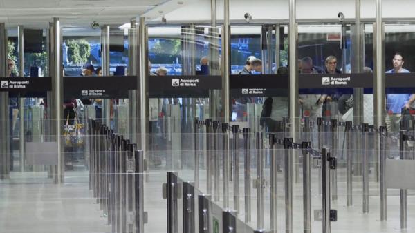 Bild 1 von 3: Dicht gedrängt warten die Passagiere mit ihren Koffern - für die Grenzpolizei beginnt hier die tägliche Herausforderung.