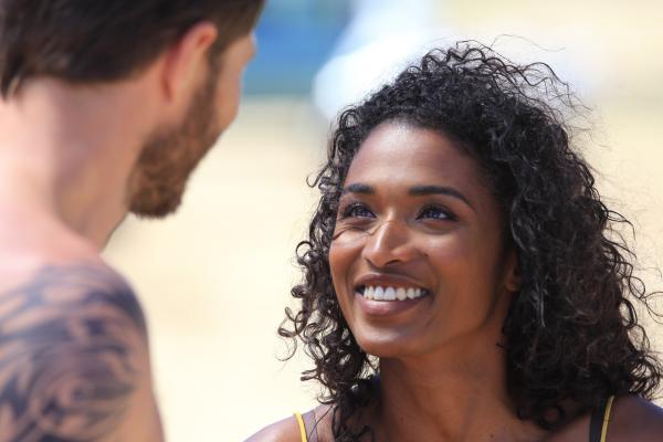 Bild 1 von 12: Camille (Sara Martins) strahlt von einem Ohr zum anderen, als sie ihren alten Bekannten Nicky (Paul Sculfor) wiedersieht.