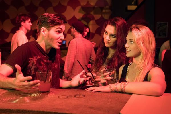 Bild 1 von 5: (v.l.n.r.) Jasper Griehm (François Goeske); Olivia Fareedi (Nilam Farooq); Jackie Löber (Sinje Irslinger)