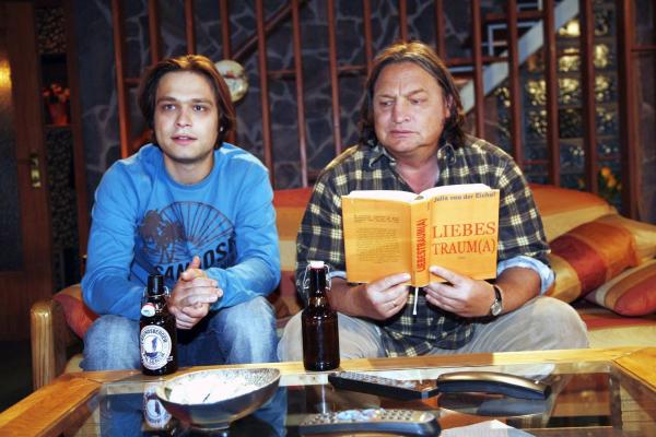 Bild 1 von 15: Nachdem er ihre verletzliche Seite kennen gelernt hat, sinniert Bruno (Tim Sander, l.) fasziniert über Nora. Bernd (Volker Herold, r.) hingegen ist in seine eigenen Gedanken verstrickt.