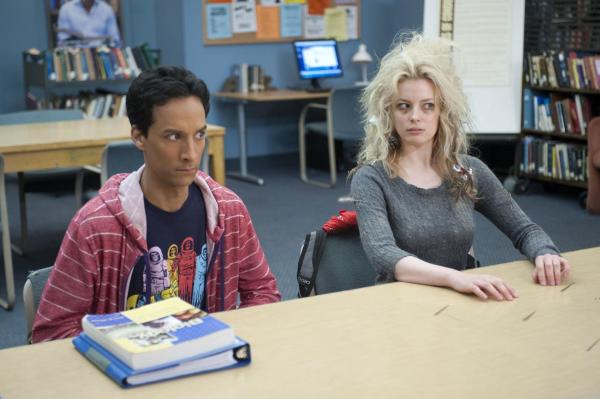 Bild 1 von 12: Abed Nadir (Danny Pudi, l.); Britta Perry (Gillian Jacobs, r.)