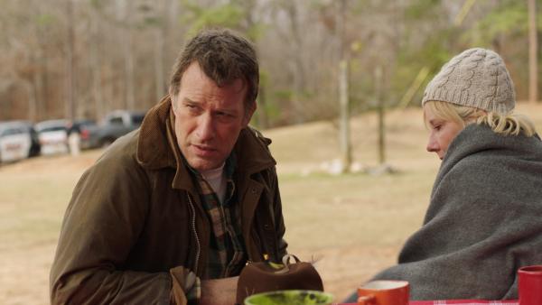 Bild 1 von 15: Nach dem Verschwinden ihre kleinen Tochter beobachten Paul (Thomas Jane) und Wendy (Anne Heche) alle Vorgänge auf dem Campingplatz am See misstrauisch.