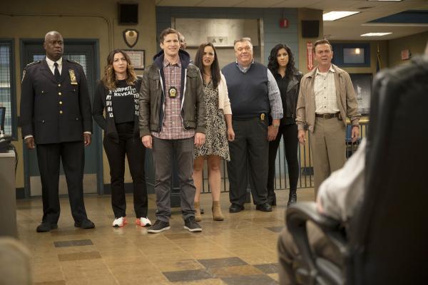 Bild 1 von 20: (v.l.n.r.) Ray Holt (André Braugher); Gina (Chelsea Peretti); Jake Peralta (Andy Samberg); Amy Santiago (Melissa Fumero); Scully (Joel McKinnon Miller); Rosa Diaz (Stephanie Beatriz); Charles Boyle (Joe Lo Truglio)