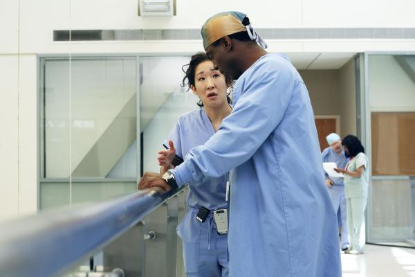 Bild 1 von 42: Während Cristina (Sandra Oh, l.) Freundschaften und Karriere riskiert, um Burke (Isaiah Washington, r.) zu schützen, macht er ihr unmissverständlich klar, dass er auf die Teamarbeit mit ihr keinen Wert mehr legt ...